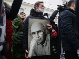 Поклонники рыдали: в Москве похоронили Андрея Мягкова. ФОТО