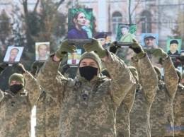 В Харькове курсанты с портретами героев Небесной сотни выстроились в журавлиный клин