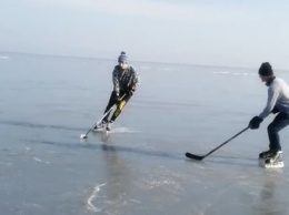 Мариупольские хоккеисты сыграли на замерзшем Азовском море