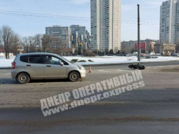 В Днепре Honda сбила мотоциклиста, видео