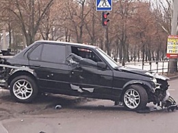 В Николаеве водитель разбил машину, чтобы не сбить пешехода-нарушителя