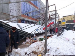 Берги голову: на Героев Днепра упал строительный навес