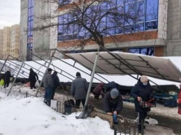 В Киеве возле станции метро навес рухнул прямо на людей: первые детали ЧП и ФОТО