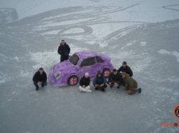 От создателей "Приуса" и бандитского "Гелика": в Днепре на реке Самара появился Volkswagen из снега