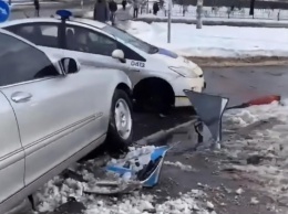 В Киеве водитель Mercedes, убегая от полиции, попал в ДТП и сбил двух пешеходов