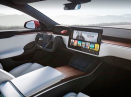 Обновленную Tesla Model S заметили с рулем традиционной формы