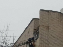 Ходил по карнизу балкона пятого этажа: под Харьковом бойцы ГСЧС спасли мужчину, - ФОТО