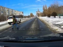 За миг до наезда: в Запорожской области водитель спас пешехода