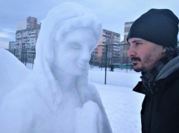 Ангел, Шрек и фея: киевляне массово лепят из снега необычные скульптуры
