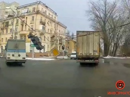 В Днепре на Макарова грузовик оборвал провода, на которых висел светофор: видео момента