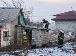 В Днепре в Диевке загорелся дом: внутри были дети и пожилая женщина