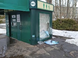 Очередной акт вандализма: в Кривом Роге неизвестные разбили стекло модульного туалета