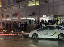 В Харькове на ступеньках супермаркета застрелили мужчину