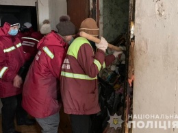 Киевляне превращают свои квартиры в свалки. Полицейские вывозят мусор