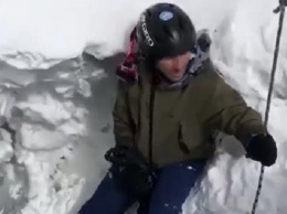 На Эльбрусе сноубордисты повисли над пропастью