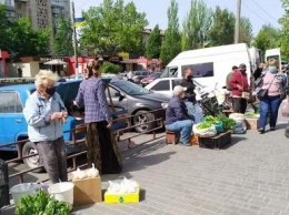 В Мелитополе люди торгуют на улице, чтобы выжить