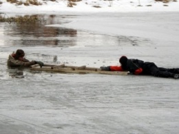 На Херсонщине под лед провалились двое мужчин: спасти удалось только одного
