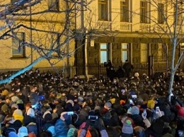 У офиса президента Украины начались стычки: полиция применила газ
