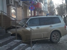 В Евпатории водитель джипа снес забор и въехал в здание