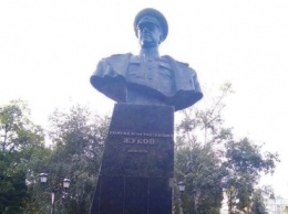 Полиция охраняет памятник Жукову