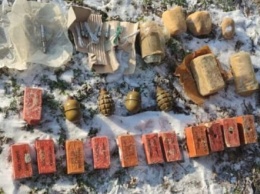 На Херсонщине около одного из военных объектов выявили тайник со взрывчаткой