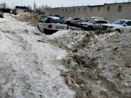 Обленились: на Троещине снег с платной парковки перебросили на бесплатную