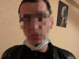 Напал со спины и проник в квартиру: в Киеве ограбили пенсионера