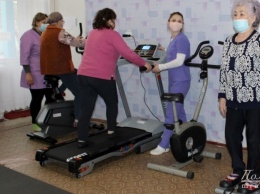 В Запорожской области пенсионеры осваивают спортивные тренажеры
