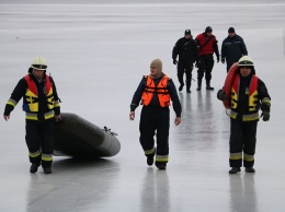 Шестеро на дрейфующей льдине: в Днепре спасали зимних рыболовов (ВИДЕО)
