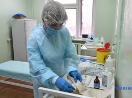 В Запорожье от коронавируса первым вакцинировали анестезиолога