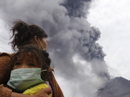 В Индонезии вулкан выбросил столб пепла на высоту 1500 метров
