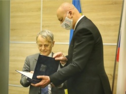 Посол Чехии вручил Джемилеву медаль «За заслуги в дипломатии»