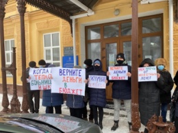 Жители Путивля Сумской области протестовали против повышения зарплат чиновникам и главам общин