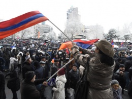 У парламента Армении протестующие ставят палатки