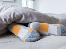 Почему вредно спать в носках: ответ специалистов