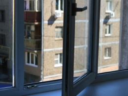 Под Одессой девушка выпала из окна пятого этажа и выжила: подробности