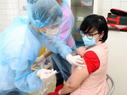 Семь случаев за два дня: в МОЗ сообщили о побочных реакциях на прививку от коронавируса