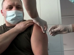Не всем: в Харькове врачам из военного госпиталя сделали прививки от коронавируса
