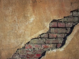 Вот-вот рухнет: в доме на Нивках обваливается стена