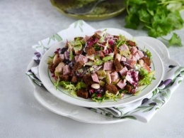 Рецепт дня: немецкий салат с фасолью и колбасой