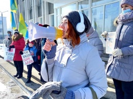 В Марганце на одиночный пикет вышла активистка
