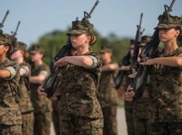 Женщинам в армии США разрешили краситься и распускать волосы