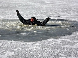 Мужчина с ребенком вышел кататься на тонкий лед