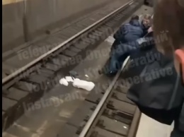 В Киевском метро на рельсы упал мужчина. Его спасали пассажиры, - ВИДЕО
