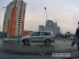 "Так бывает": на заправке в Харькове джип выдрал шланг (видео)