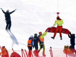 Видео. Норвежская горнолыжница эвакуировали на вертолете после жуткого падения