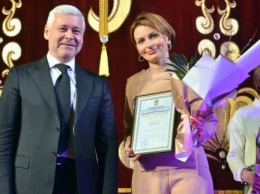 Игорь Терехов поздравил учителей Киевского района с 8 Марта