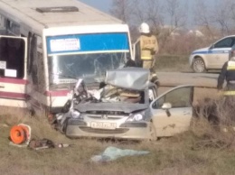Под Саками столкнулись автобус и легковушка: автомобилист погиб