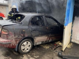 В Кривом Роге сгорело авто с человеком внутри
