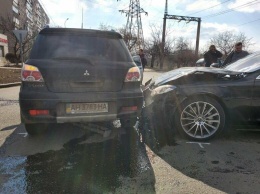 На самом аварийном перекрестке в Мариуполе столкнулись 3 авто, - ФОТО